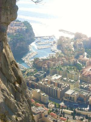 Berauschender Tiefblick vom Gipfel auf Monte Carlo